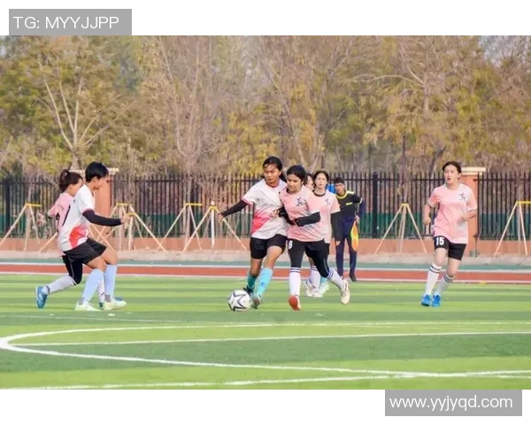 短袖足球球星绿茵闪耀激情奔跑诠释速度与力量之美